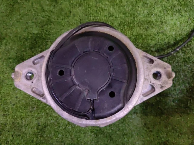 Опора двигателя передняя левая верхняя для Mercedes-Benz GL class X166 2012-2016 на фотографиях