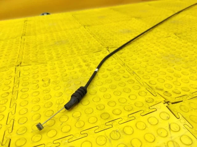 Трос замка капота для Mercedes-Benz C class CL203 2000-2008 на фотографиях