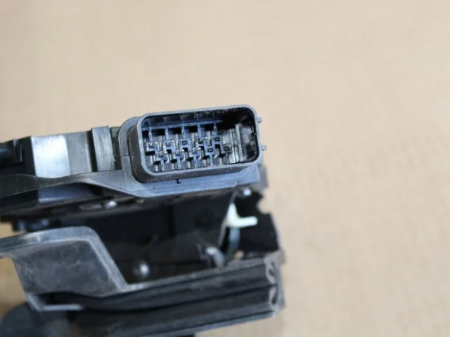 Замок двери задней правой для Ford Galaxy CD340 2006-2015 на фотографиях