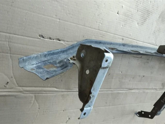 Кронштейн подушки двигателя для Toyota Land Cruiser 200 (JDM) 2007-2013 на фотографиях