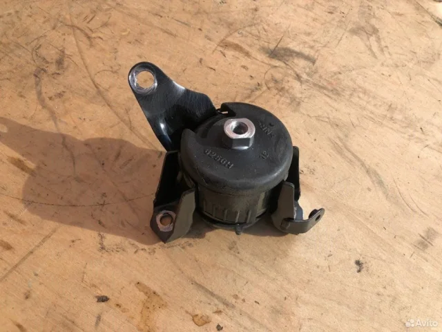 Опора двигателя передняя правая верхняя для Toyota Avensis Седан T250 2003-2008 на фотографиях