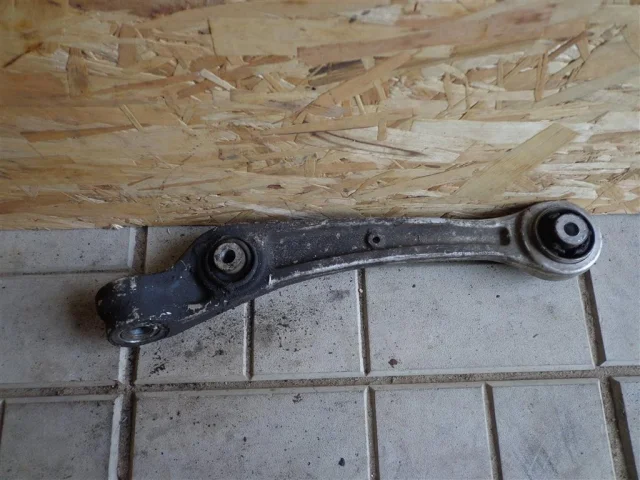 Качающийся рычаг левый для Audi A4 B8 2007-2015 на фотографиях