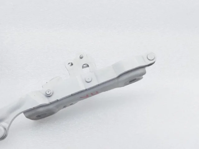 Петля капота левая для BMW 5er Ф10 Rest. 2014-2017 на фотографиях