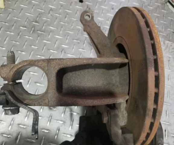 Кулак поворотный левый для Renault Scenic JM 2003-2006 на фотографиях