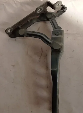 Петля капота правая для Skoda Octavia A5 на фотографиях