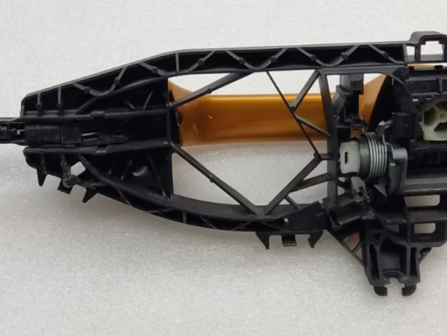 Уплотнитель передней правой двери для Audi A6 C8 2018+ на фотографиях