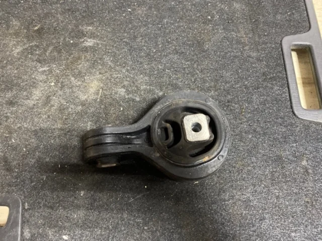 Опора двигателя передняя левая нижняя для Nissan Teana J32 2008-2013 на фотографиях