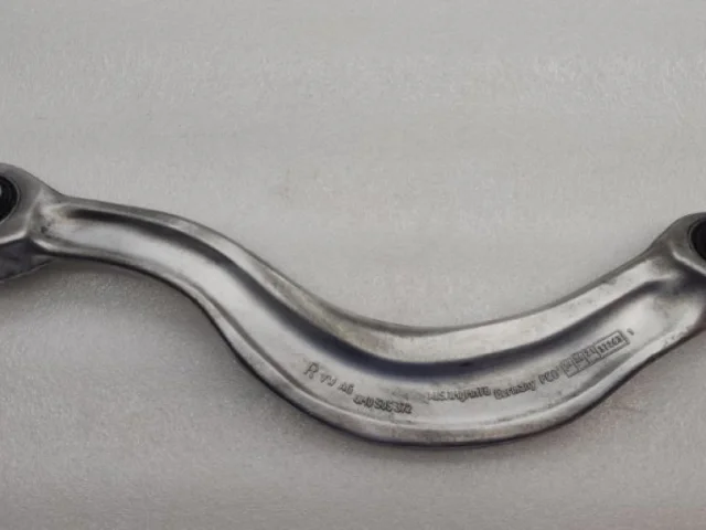 Рычаг задний правый нижний для Volkswagen Touareg III (CR) 2018+ на фотографиях