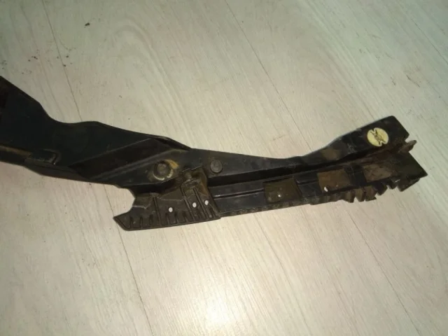 Кронштейн переднего бампера левый для Porsche Macan 95B 2014-2023 на фотографиях