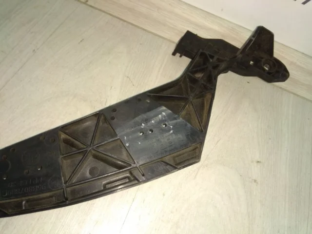 Кронштейн переднего бампера левый для Porsche Macan 95B 2014-2023 на фотографиях