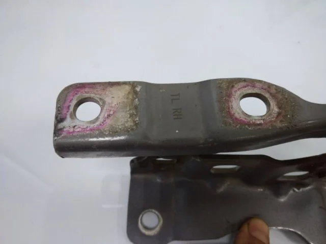 Крепление петли капота для Hyundai Tucson TL 2015-2019 на фотографиях