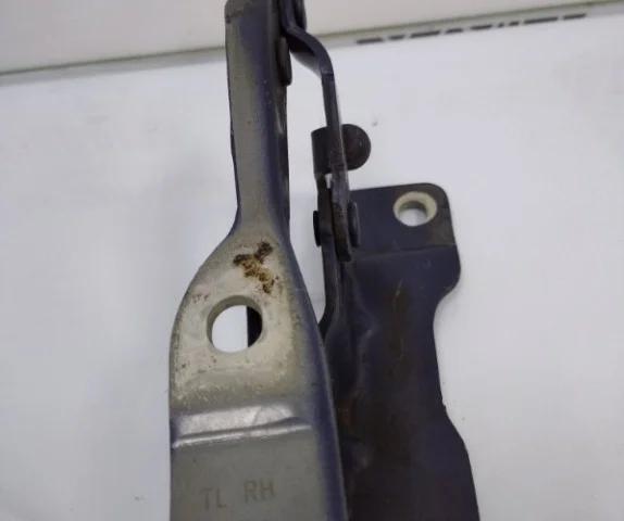 Крепление петли капота для Hyundai Tucson TL 2015-2019 на фотографиях