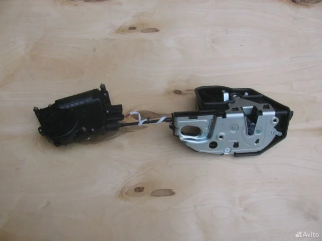 Уплотнитель передней правой двери для BMW 5er Ф10 2010-2013 на фотографиях