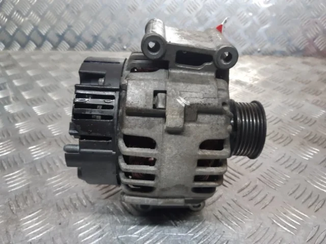 Генератор для Audi A4 B6 Avant 2000-2004 на фотографиях