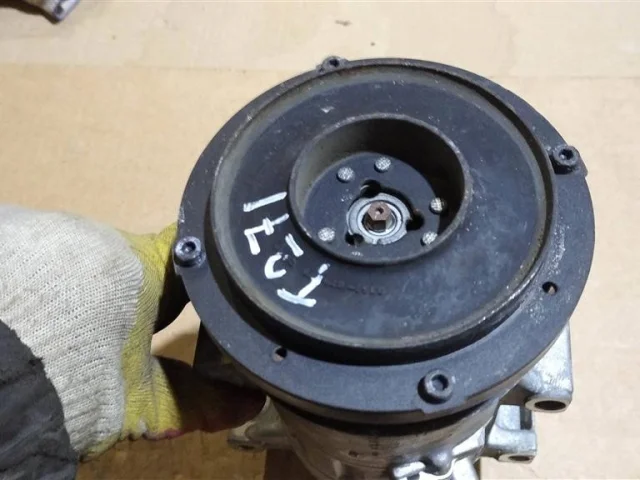 Компрессор кондиционера для Toyota Avensis Универсал T270 2008-2018 на фотографиях