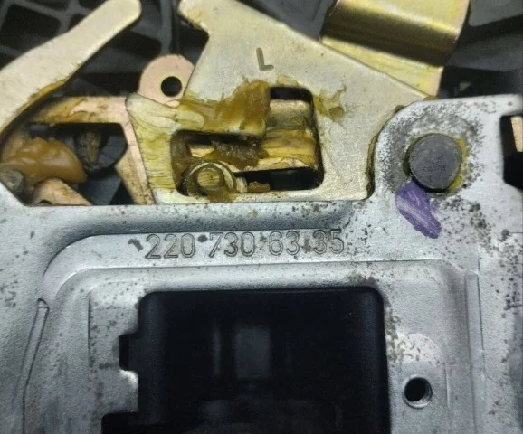 Замок задней левой двери для Mercedes-Benz S class W220 1998-2005 на фотографиях
