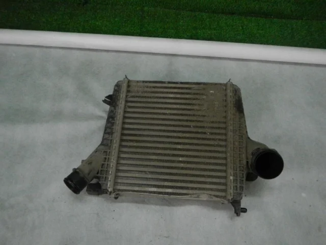 Интеркулер левый для Audi Q8 4M 2018-2023 на фотографиях