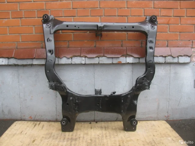 Подрамник двигателя для Nissan Teana J31 2003-2007 на фотографиях