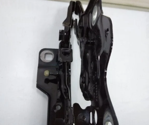 Петля капота левая для BMW X5 G05 2018+ на фотографиях