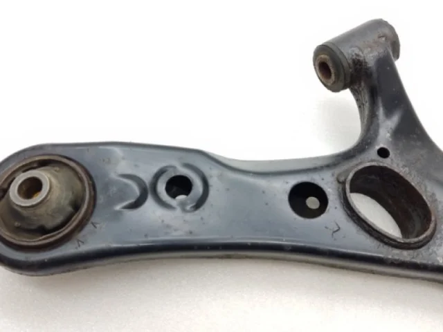 Рычаг передний правый нижний для Toyota RAV4 XA30 2005-2012 на фотографиях