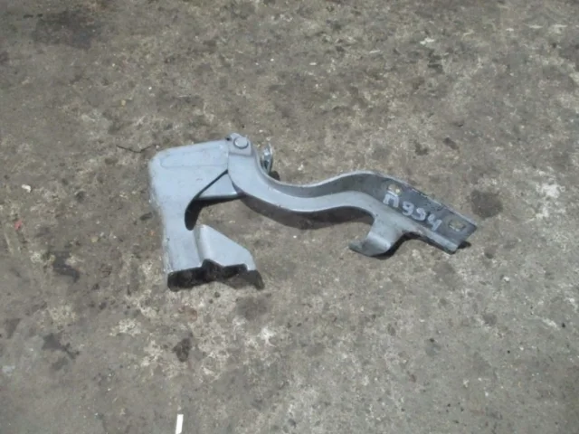 Крепление петли капота для Opel Antara 2006-2017 на фотографиях