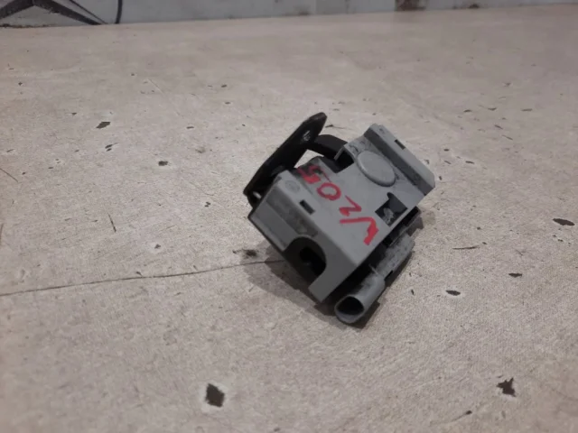 Фиксатор стойки капота для Mercedes-Benz GLK class X204 2008-2016 на фотографиях