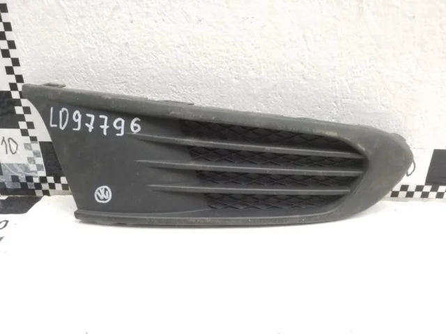 Заглушка ПТФ передняя правая для Volkswagen Polo IV Седан (9N2) 2003-2005 на фотографиях