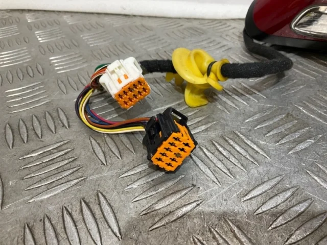 Стекла и зеркала для Citroen DS4 2011-2016 на фотографиях