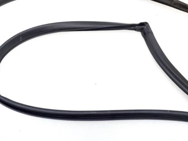 Уплотнитель задней левой двери для Kia Ceed 2 SW JD 2012-2016 на фотографиях