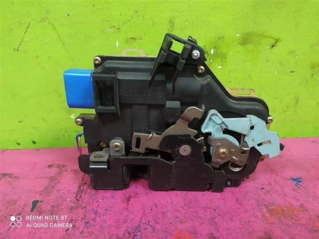 Уплотнитель передней правой двери для Skoda Octavia A5 на фотографиях