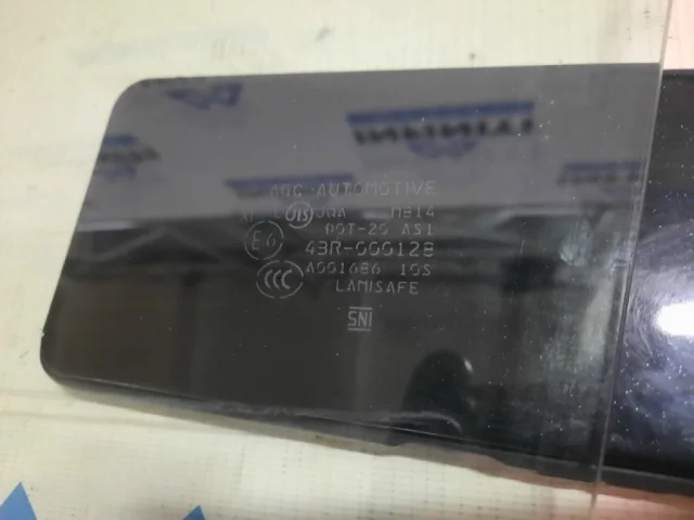 Стекла и зеркала для Infiniti QX 56 2010-2014 на фотографиях