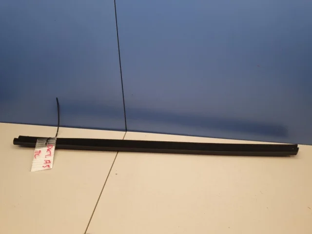 Уплотнитель передней левой двери для Skoda Octavia A5 на фотографиях