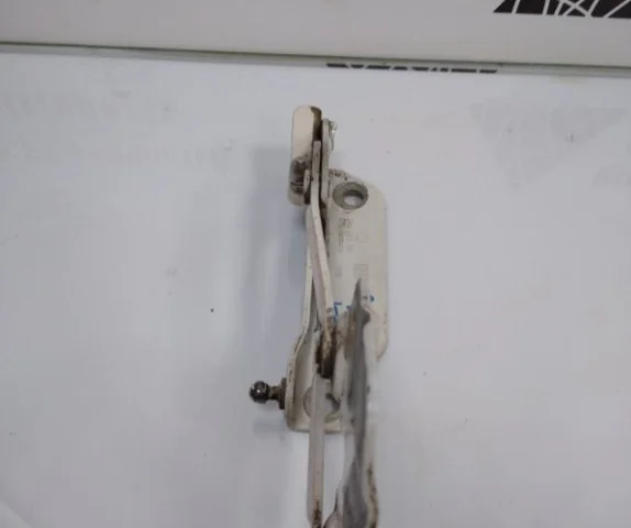 Петля капота левая для Volkswagen Caddy IV (2K) 2015-2020 на фотографиях