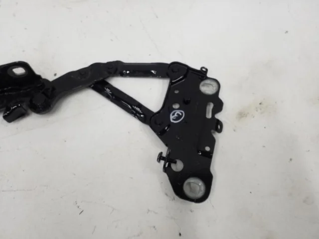 Петля капота правая для BMW X3 G01 2017-2023 на фотографиях