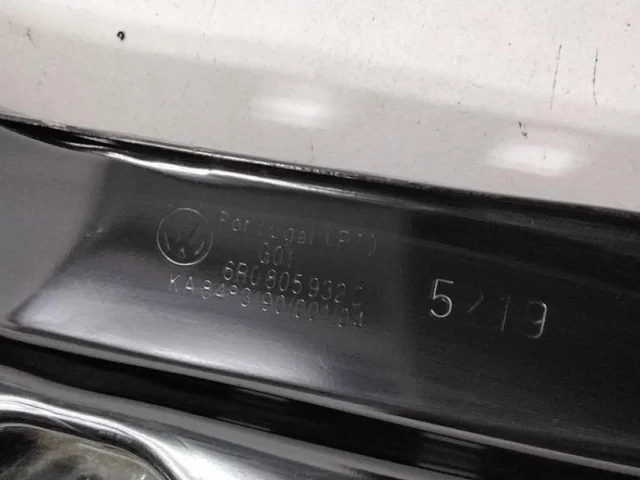 Кронштейн правой фары верхний для Volkswagen Polo V (6C) Седан 2015-2020 на фотографиях