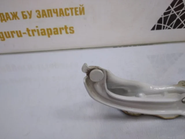 Петля капота левая для Skoda Octavia A7 rest на фотографиях