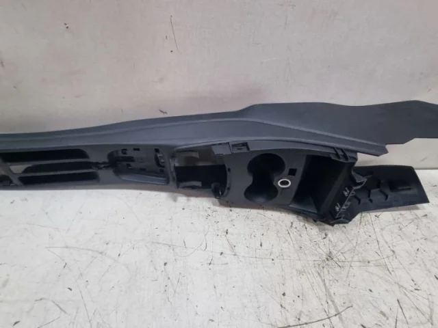 Крышка подлокотника для Volkswagen Polo V (6R) 2009-2014 на фотографиях