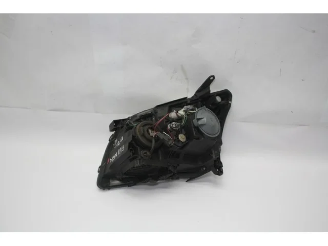 Фары для Toyota Avensis Универсал T250 2003-2008 на фотографиях