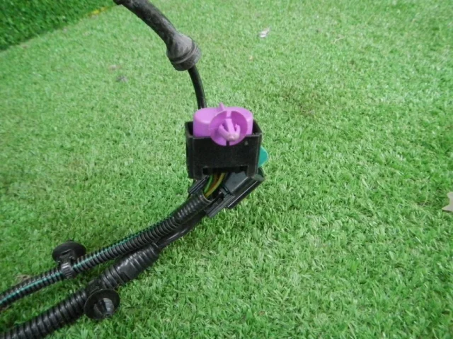 Уплотнитель передней правой двери для Ford Transit 2006-2013 Фургон на фотографиях