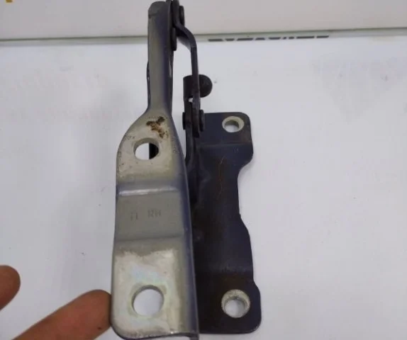 Крепление петли капота для Hyundai Tucson TL 2015-2019 на фотографиях