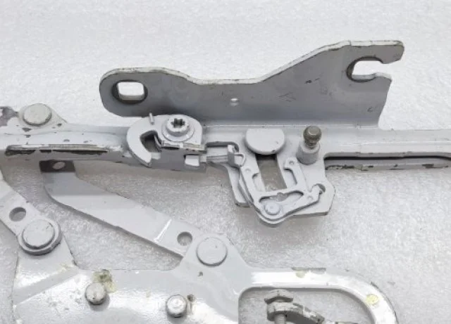 Петля капота левая для BMW X5 F15 (Ф15) 2013-2018 на фотографиях