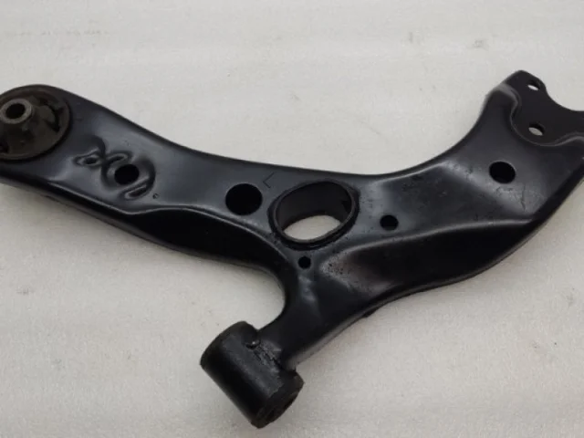 Рычаг передний левый нижний для Toyota RAV4 XA40 rest 2015-2019 на фотографиях