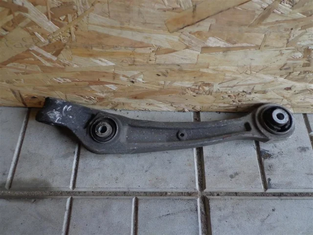 Качающийся рычаг правый для Audi A4 B8 2007-2015 на фотографиях