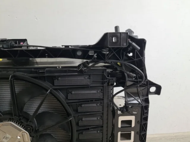 Панель радиатора (телевизор) для Audi Q8 4M 2018-2023 на фотографиях