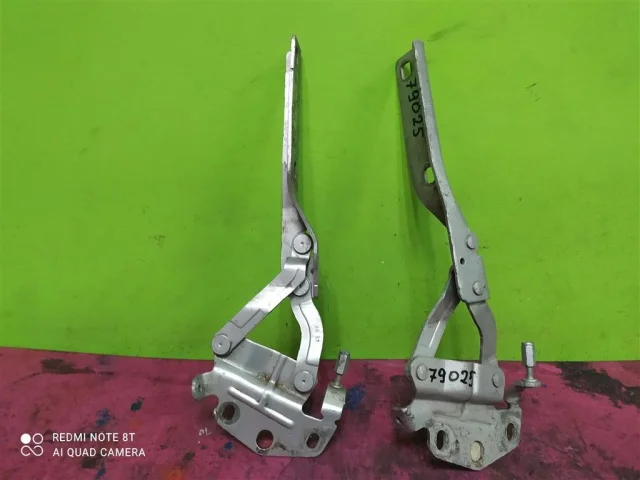 Петля капота правая для Volkswagen Passat (B7) 2010-2014 на фотографиях