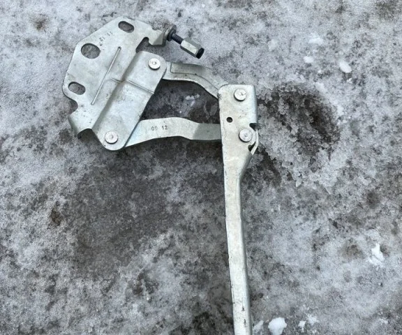 Петля капота левая для Volkswagen Passat (B7) 2010-2014 на фотографиях