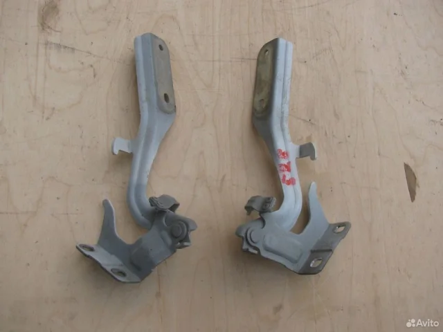 Крепление петли капота для Nissan Juke YF15 2010-2014 на фотографиях