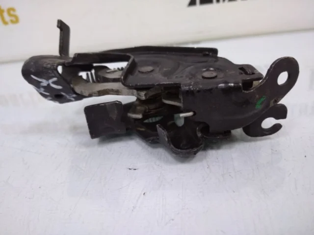 Замок капота правый для BMW X5 G05 2018+ на фотографиях