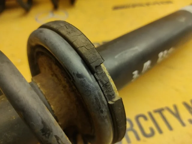 Амортизатор задний левый для BMW 7er Е38 1994-2001 на фотографиях