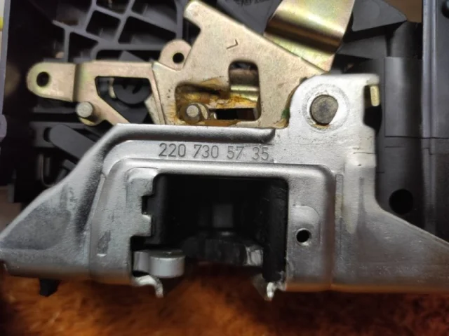 Замок задней левой двери для Mercedes-Benz S class W220 1998-2005 на фотографиях
